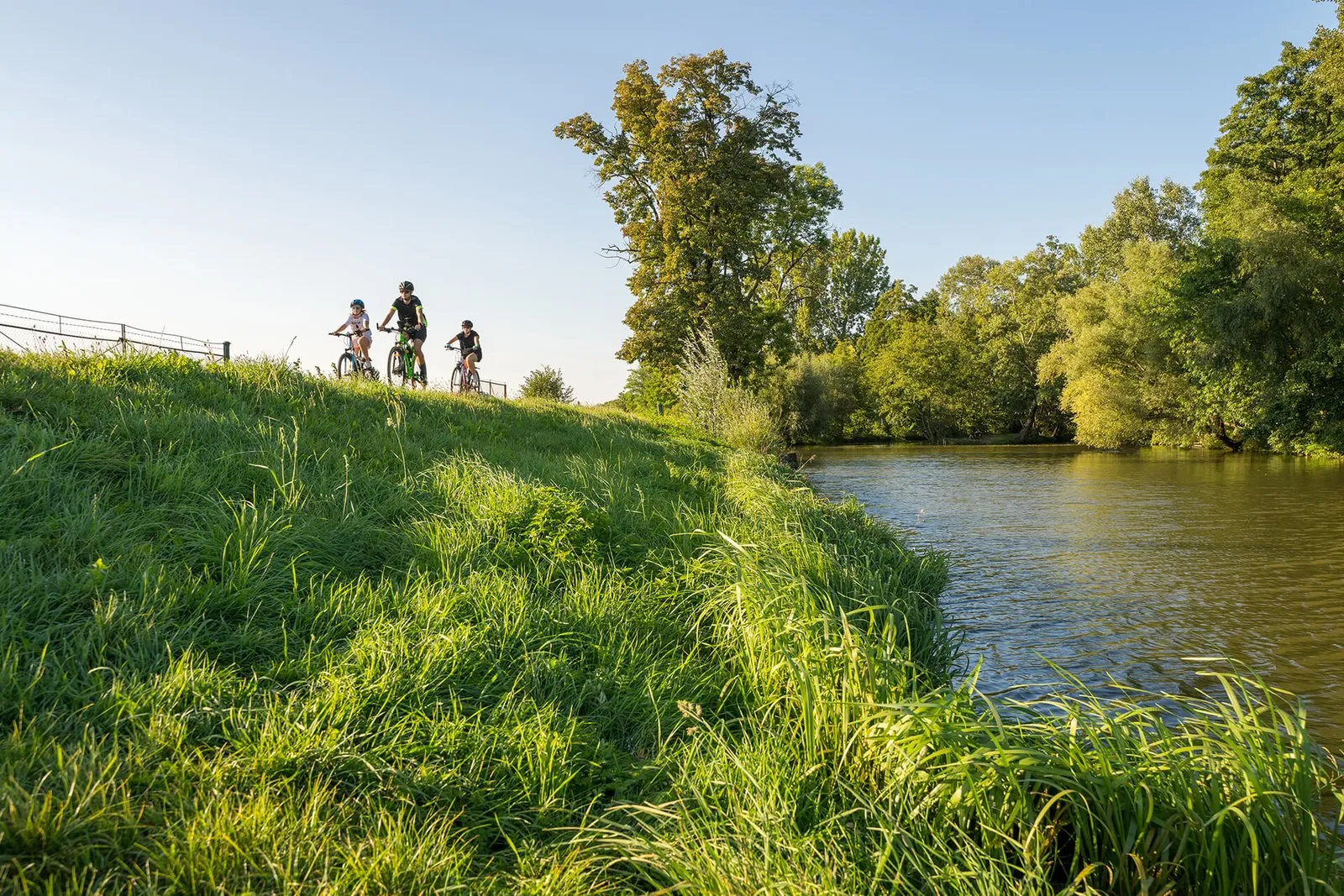 Cyklisté u břehu řeky