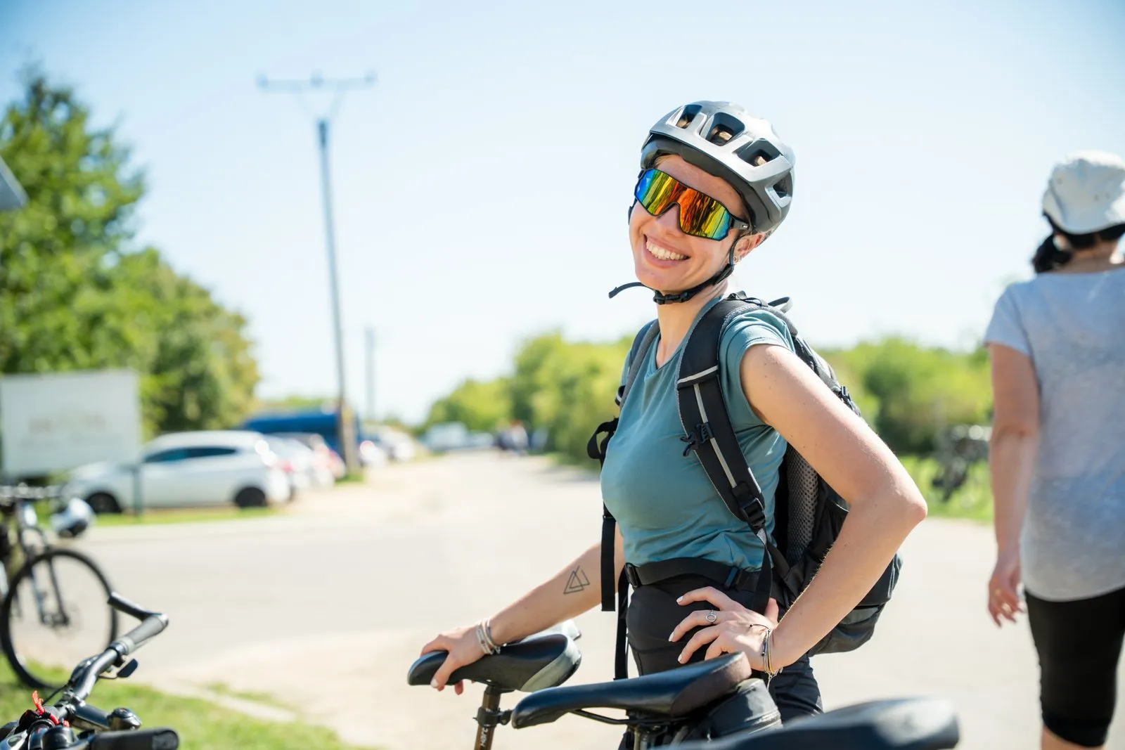 Cyklistka se usmívá