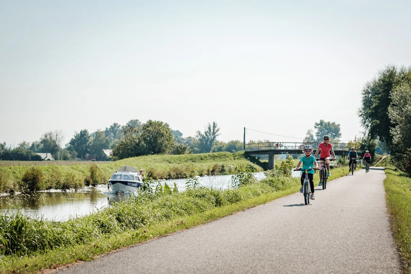 Cyklisté jedou podél Baťova kanálu