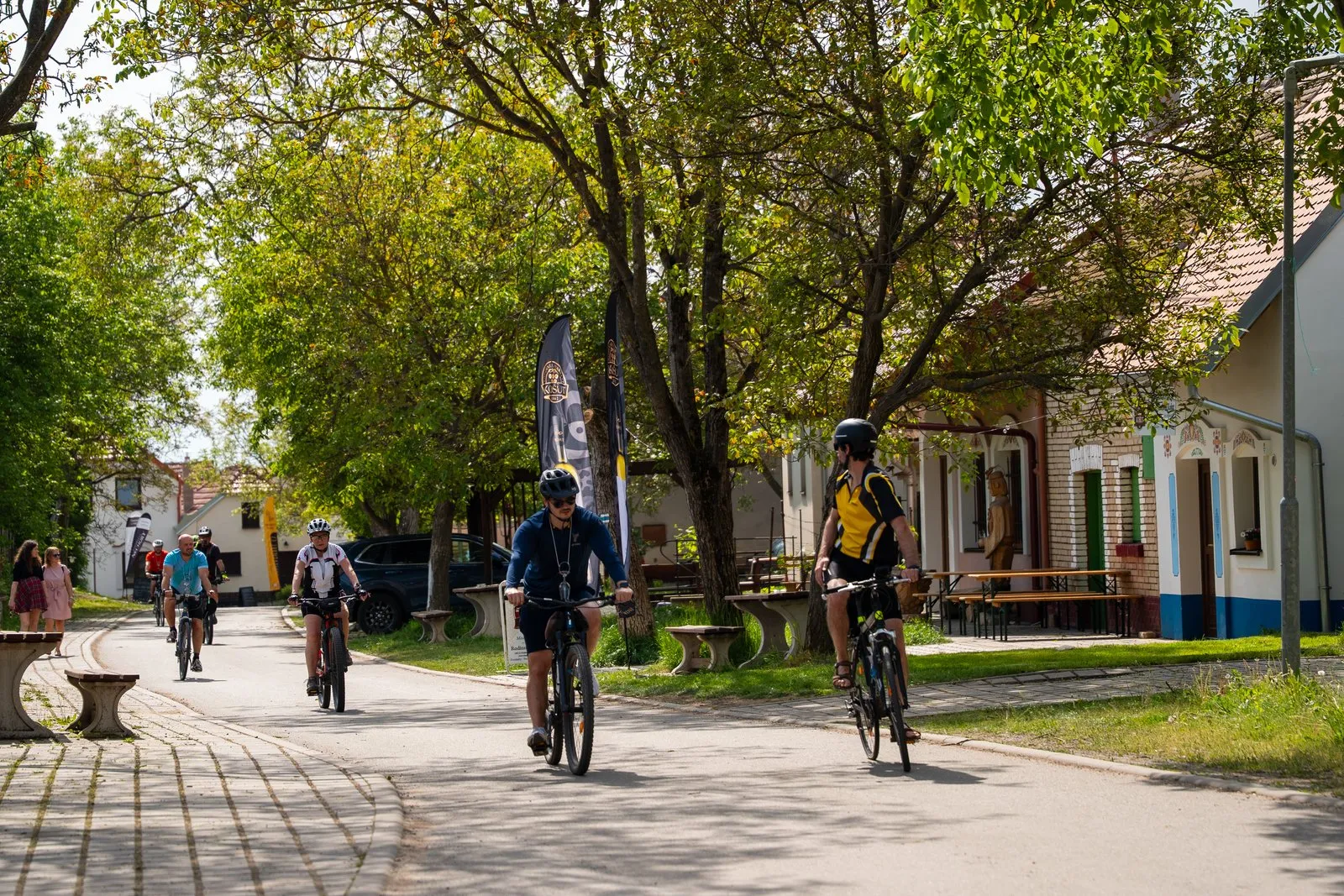 Cykloturisté na cestě obcí jižní Moravy
