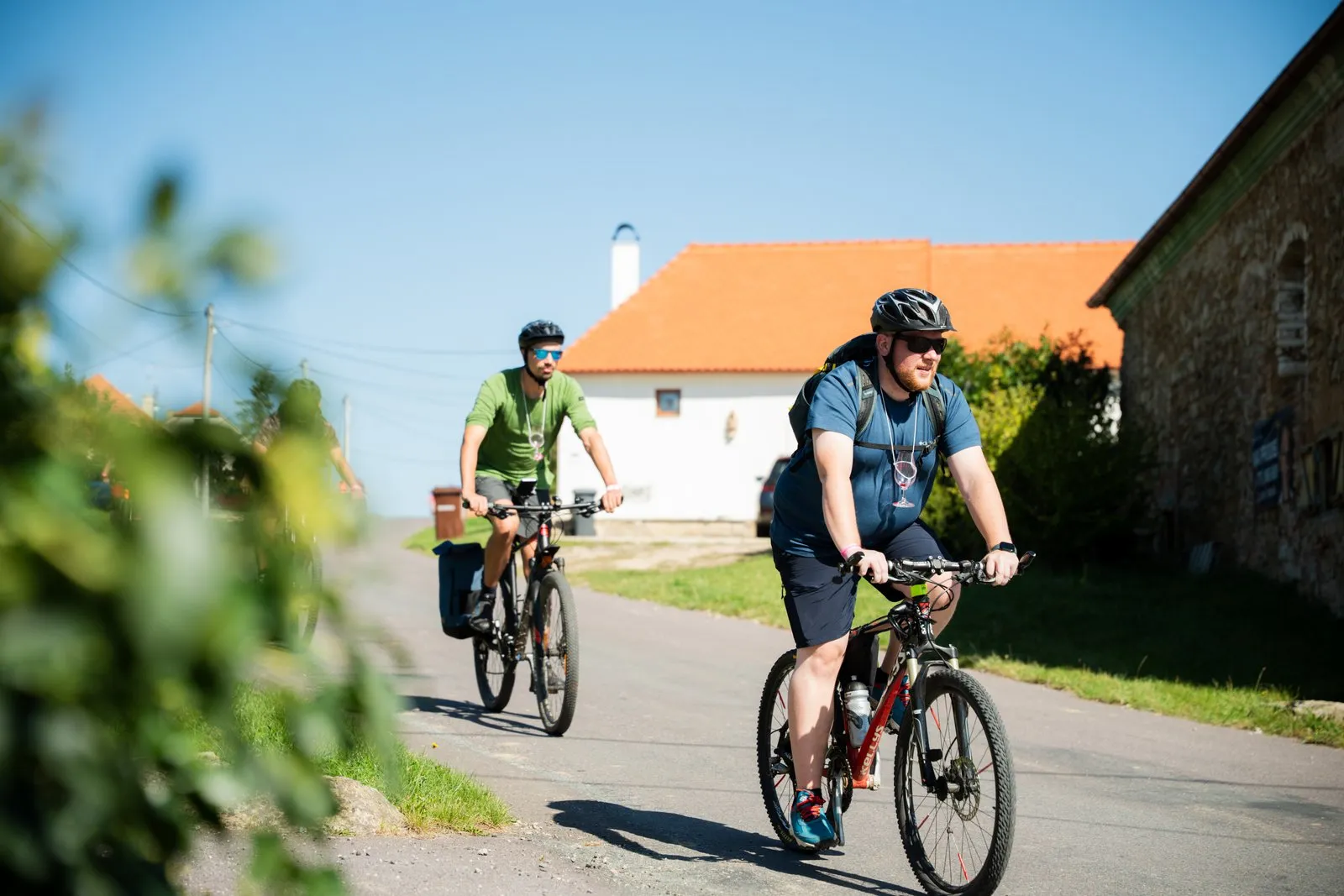 Cyklisté jedou obcí