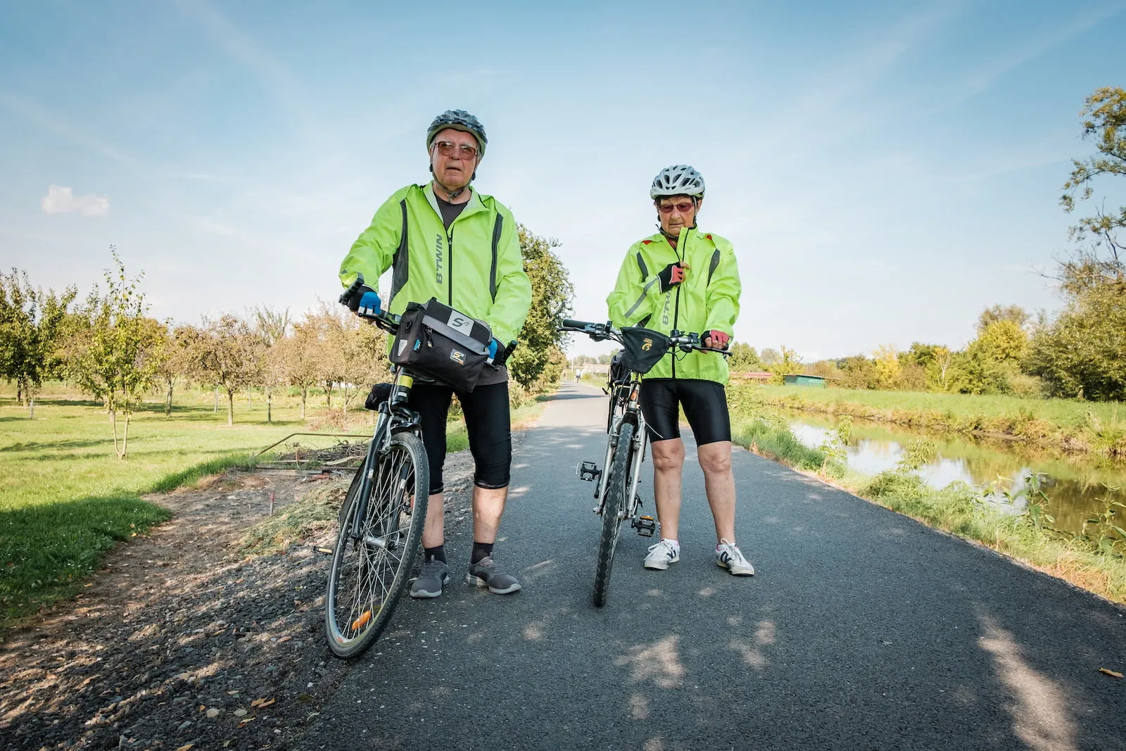 Cyklisté na cyklostezce