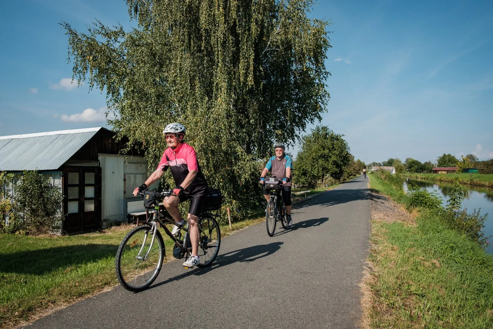 Cyklisté jedou podél Baťova kanálu