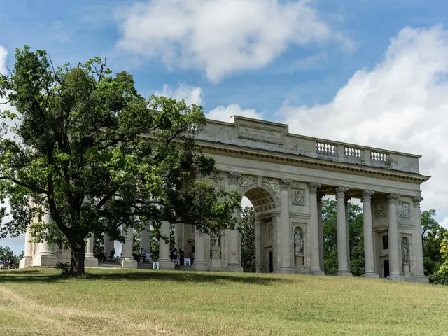 Na kole a pěšky za vůní Pálavy
