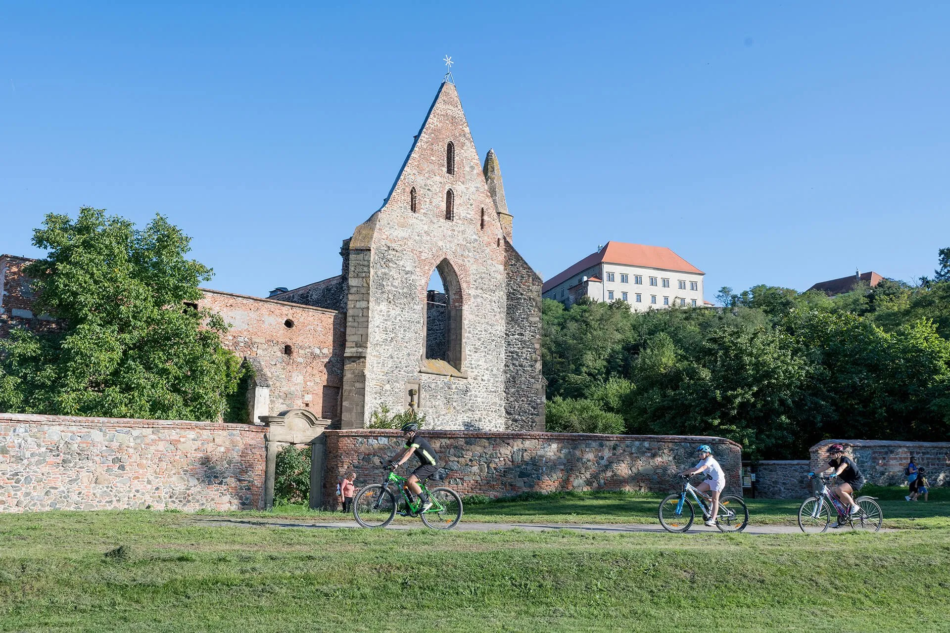 Na kole a pěšky krajem Alfonse Muchy