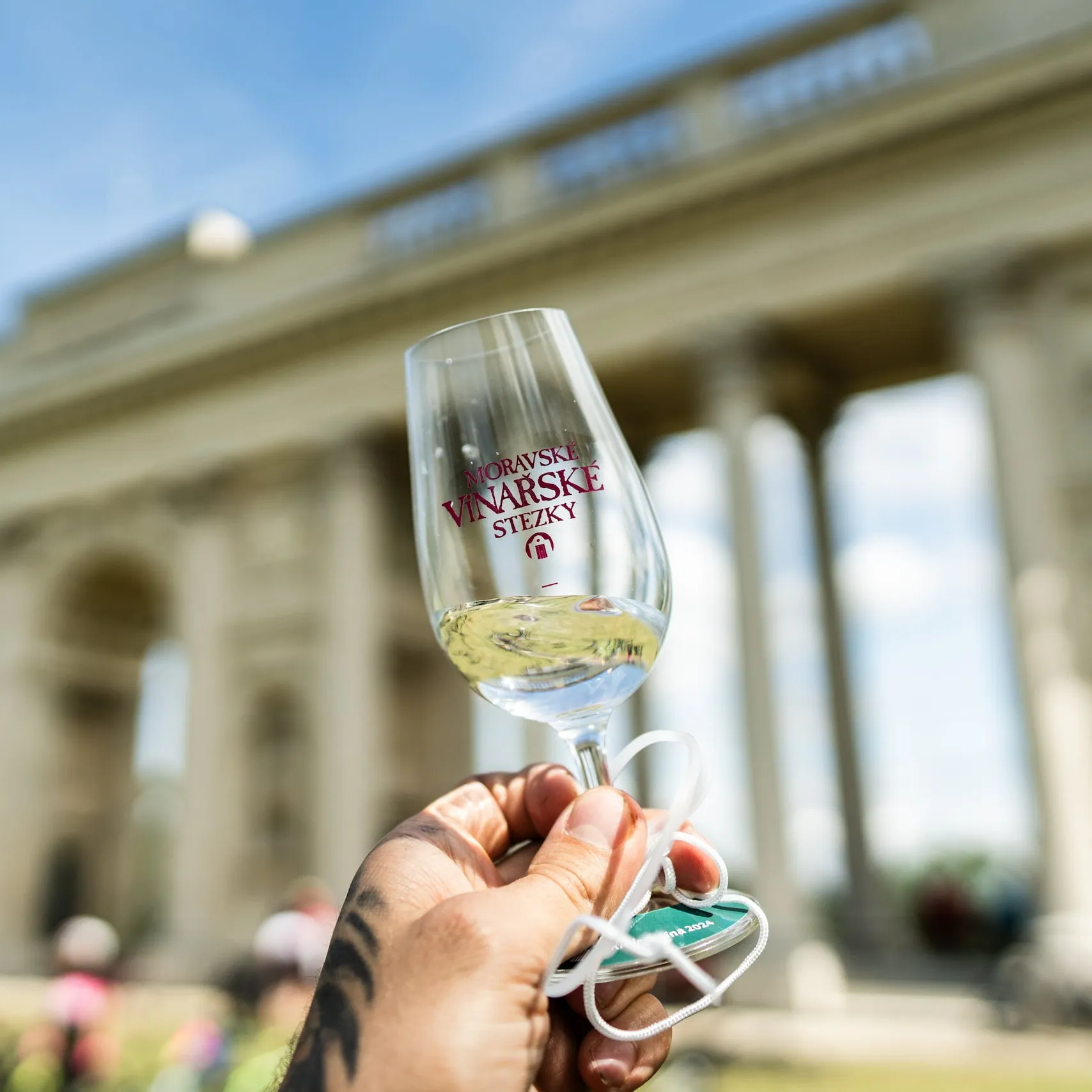 sklenice vína s nápisem Moravské vinařské stezky